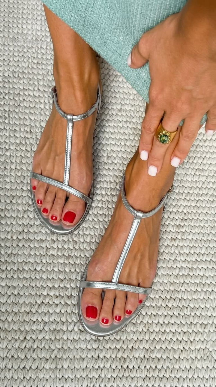 Elara™ | Minimalist Gold Flat Sandals